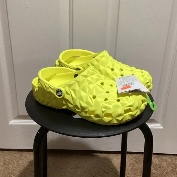 CROCS Classic Geometric Clog - Size 9 - Picture 1 of 6